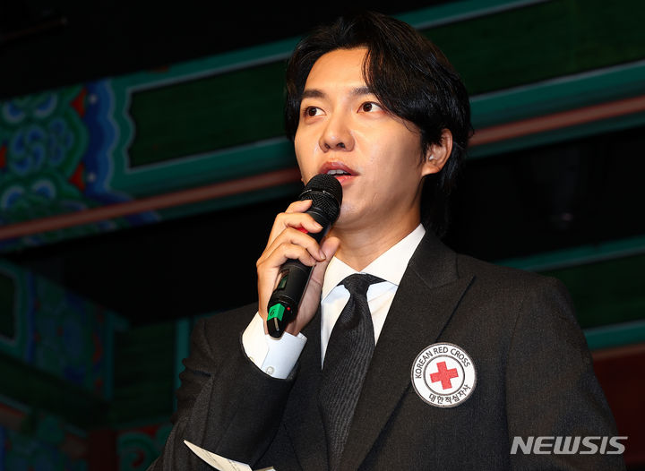 [서울=뉴시스] 김근수 기자 = 대한적십자사 기후위기 복원력 홍보대사 이승기가 2일 오전 서울 중구 한국의 집에서 열린 도시협력플랫폼 국제회의에서 "도시 기후복원력 함께 만들기" 라는 주제로 발표를 하고 있다. 2024.07.02. ks@newsis.com