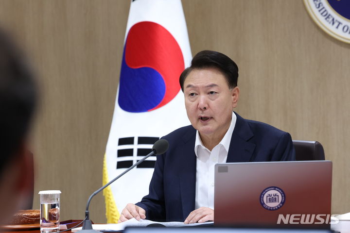 [서울=뉴시스] 조수정 기자 = 윤석열 대통령이 2일 서울 용산 대통령실 청사에서 열린 국무회의에서 발언하고 있다. 2024.07.02. chocrystal@newsis.com