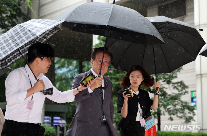[서울=뉴시스] 이영환 기자 = 이재명 전 더불어민주당 대표가 2일 오전 서울 서초구 서울중앙지방법원에서 열린 대장동 배임 및 성남FC 뇌물 의혹 35차 공판에 출석하고 있다. 2024.07.02. 20hwan@newsis.com
