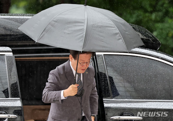 [서울=뉴시스] 이영환 기자 = 이재명 전 더불어민주당 대표가 2일 오전 서울 서초구 서울중앙지방법원에서 열린 대장동 배임 및 성남FC 뇌물 의혹 35차 공판에 출석하고 있다. 2024.07.02. 20hwan@newsis.com