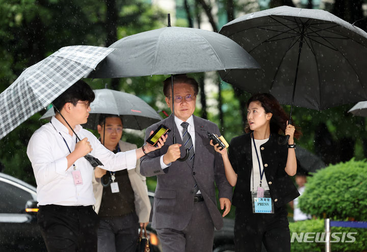 [서울=뉴시스] 이영환 기자 = 이재명 전 더불어민주당 대표가 2일 오전 서울 서초구 서울중앙지방법원에서 열린 대장동 배임 및 성남FC 뇌물 의혹 35차 공판에 출석하고 있다. 2024.07.02. 20hwan@newsis.com