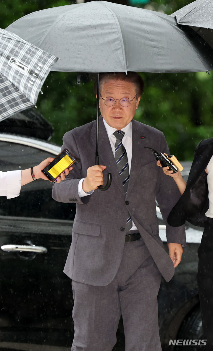[서울=뉴시스] 이영환 기자 = 이재명 전 더불어민주당 대표가 2일 오전 서울 서초구 서울중앙지방법원에서 열린 대장동 배임 및 성남FC 뇌물 의혹 35차 공판에 출석하고 있다. 2024.07.02. 20hwan@newsis.com