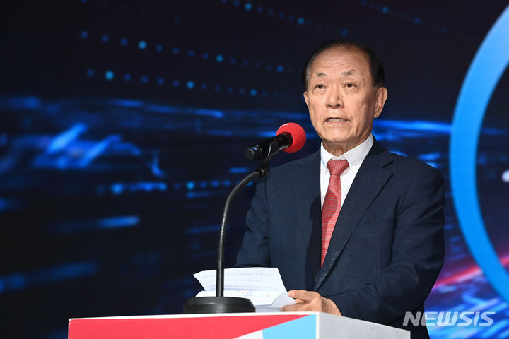 [서울=뉴시스] 국회사진기자단 = 황우여 국민의힘 비상대책위원장이 2일 오전 서울 강서구 ASSA아트홀에서 열린 ‘체인지 5분 비전발표회’에서 발언하고 있다. 2024.07.02. photo@newsis.com