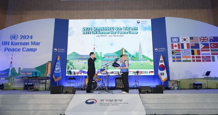 [서울=뉴시스] 2일 오후 경기 고양 삼성화재 글로벌캠퍼스에서 열린 2024 국가보훈부와 함께하는 유엔 참전용사 후손 교류캠프 발대식에서 유엔참전국 참전용사 후손들이 선서하고 있다. (사진=국가보훈부 제공) 2024.07.02. photo@newsis.com *재판매 및 DB 금지