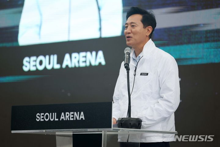 [서울=뉴시스] 김선웅 기자 = 오세훈 서울시장이 2일 서울 도봉구 창동 소재 복합문화시설 서울아레나 공사 현장에서 열린 착공식에 참석해 기념사를 하고 있다. 2024.07.02. mangusta@newsis.com