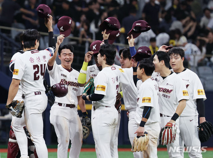 [서울=뉴시스] 김진아 기자 = 2일 서울 구로구 고척스카이돔에서 열린 2024 KBO리그 LG 트윈스와 키움 히어로즈의 경기에서 키움이 4-2로 승리, 선수들이 기뻐하고 있다. 2024.07.02. bluesoda@newsis.com