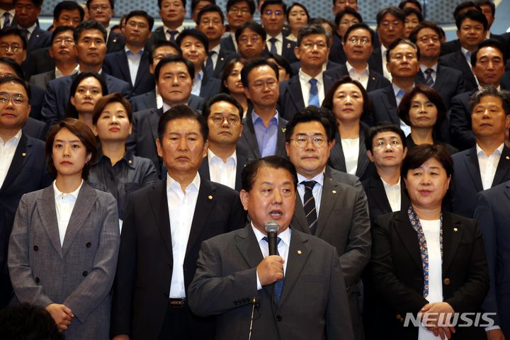 [서울=뉴시스] 조성봉 기자= 김병주 더불어민주당 의원이 2일 오후 서울 여의도 국회에서 긴급 의원총회를 마치고 '대정부질의 파행' 관련 국민의힘 규탄 발언을 하고 있다. 2024.07.02.suncho21@newsis.com