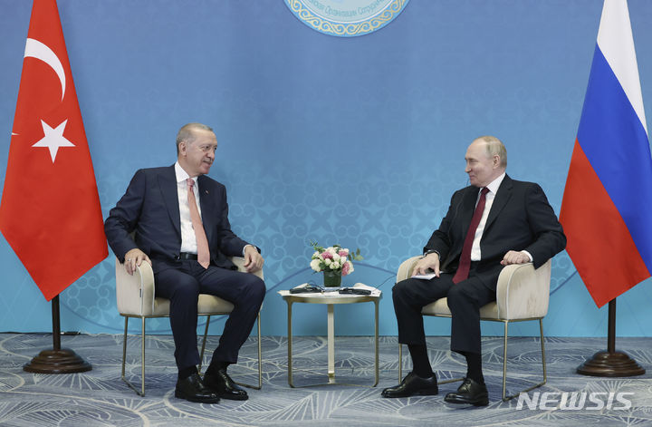 [아스타나=AP/뉴시스]블라디미르 푸틴(오른쪽) 러시아 대통령과 레제프 타이이프 에르도안 튀르키예 대통령이 3일(현지시간) 카자흐스탄 수도 아스타나에서 열린 상하이협력기구(SCO) 정상회의에 참석 도중 별도 양자회담을 하고 있다. 2024.07.04.