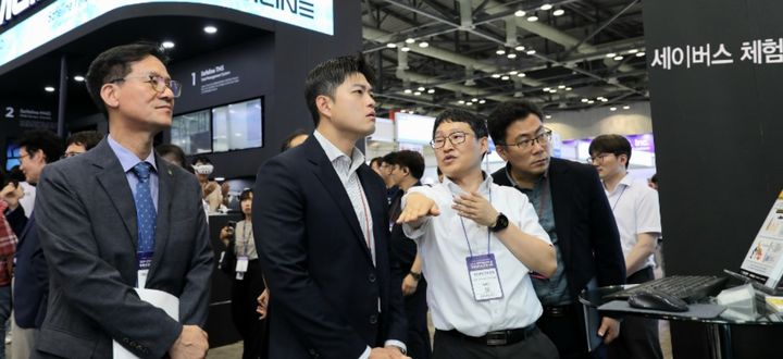 [서울=뉴시스] 대한산업안전협회는 7월 1일부터 4일까지 경기도 고양시 일산 킨텍스 제 2전시장에서 개최되고 있는 ‘2024 국제안전보건전시회’에 참여해 인공지능(AI) 기반 중대재해 예방 플랫폼 ‘SAVUS’를 최초로 공개했다. 사진은 왼쪽부터 임무송 회장, 김용태 국회의원(국민의힘)이 세이버스 플랫폼을 체험하고 있는 모습. (사진=대한산업안전협회) *재판매 및 DB 금지