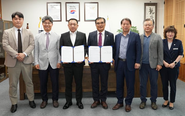 [서천=뉴시스] 조명휘 기자 = 김기웅(오른쪽 네번째) 서천군가 2일 ㈜서천쏠호텔앤리조트와 대규모 관광숙박시설 조성에 대한 투자협약을 체결하고 있다. (사진= 서천군 제공) 2024.07.03. photo@newsis.com *재판매 및 DB 금지