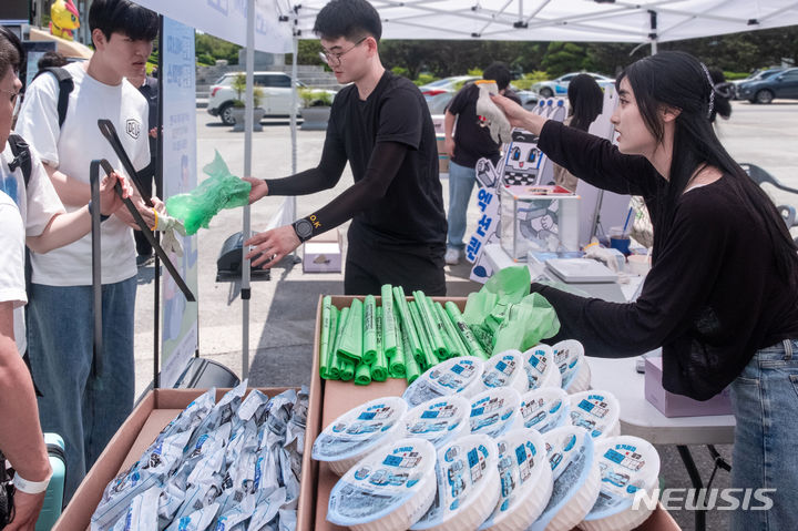 [완주=뉴시스]윤난슬 기자 = 현대자동차 전주공장이 ESG 경영 노력의 하나로 수소 라면과 즉석밥 등 먹거리 제품을 선보여 눈길을 끈다.(사진=현대차 전주공장 제공)