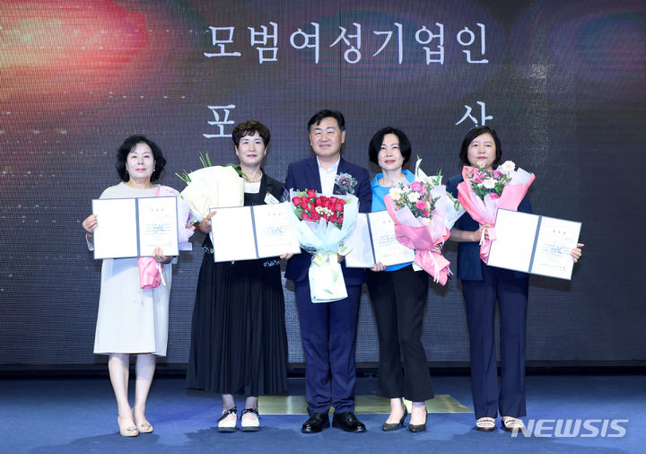 [전주=뉴시스] 3일 전주 그랜드힐스턴호텔에서 열린 한국여성경제인협회 전북지회 창립 25주년 기념식에 김관영 특별자치도지사가 모범 여성기업인에 대한 시상을 한 후 기념촬영을 하고 있다. 2024.07.03 (사진= 전북자치도 제공) *재판매 및 DB 금지