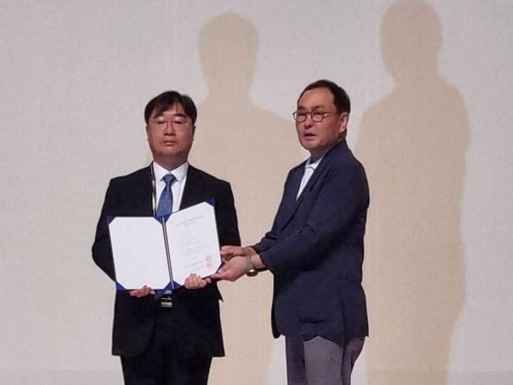 윤팔희 웨이버스 솔루션챌린지그룹 이사(왼쪽)가 3일 숭실대에서 열린 오픈 클라우드 플랫폼 써밋에서 맵픽-Gov에 대한 개방형 클라우드 플랫폼(K-PaaS) 호환성 인증서를 수여받았다. (사진=웨이버스) *재판매 및 DB 금지