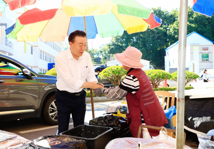 [광주=뉴시스] 화순군은 3일 민선 8기 출범 2주년을 맞아 '민생경제 안정을 위한 지역경제 활성화 지원 추진계획'을 발표했다. 구복규 군수가 자영업자를 격려하는 모습. (사진=화순군 제공). 2024.07.03. photo@newsis.com *재판매 및 DB 금지