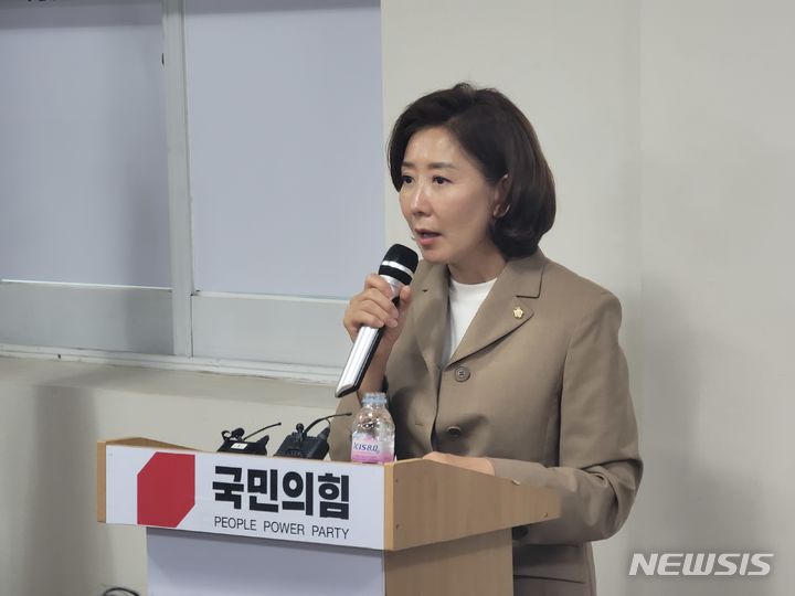 [대구=뉴시스] 정창오 기자=국민의힘 당대표 선거에 출마한 나경원(서울 동작구을) 의원이 3일 오후 대구시 수성구 주호영 의원 지역구 사무실에서 가진 당원들과 질의응답을 하고 있다. 2024.07.03 jco@newsis.com