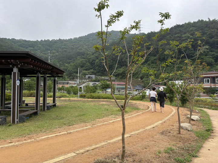 [광주=뉴시스] 광주 동구가 내남2 소공원에 조성한 맨발 걷는 길 전경. (사진 = 광주 동구 제공) 2024.07.03. photo@newsis.com *재판매 및 DB 금지