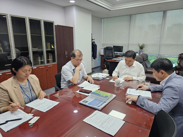 [창원=뉴시스] 강경국 기자 = 더불어민주당 허성무 의원이 3일 국회의원회관에서 환경부 관계자와 만나 낙동강 녹조 문제 해결을 위한 낙동강 보 개방 관련 협의를 하고 있다. (사진=허성무 의원실 제공). 2024.07.03. photo@newsis.com *재판매 및 DB 금지