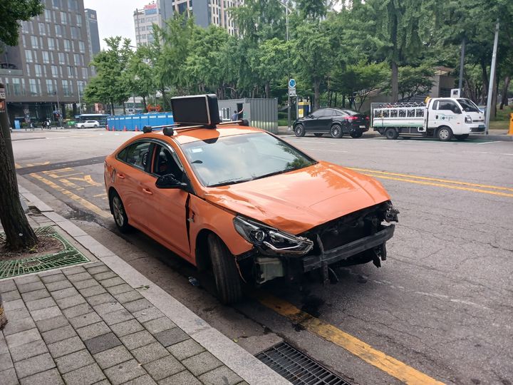 [서울=뉴시스] 국립중앙의료원에 돌진한 것으로 추정되는 택시가 길가에 세워져 있다. 2024.07.03. now@newsis.com  *재판매 및 DB 금지