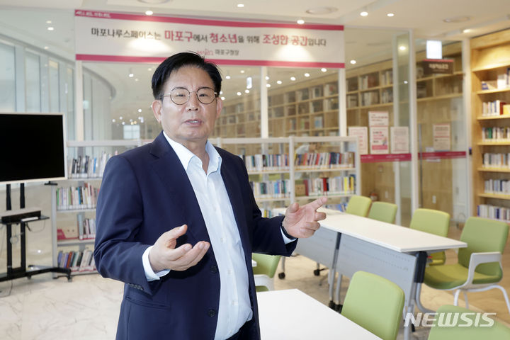 [서울=뉴시스] 최동준 기자 = 박강수 마포구청장이 2일 서울 마포나루스페이스에서 뉴시스와 인터뷰 전 도서관 시설 설명을 하고 있다. 2024.07.03. photocdj@newsis.com