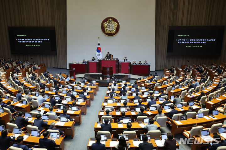 [서울=뉴시스] 조성우 기자 = 우원식 국회의장이 3일 오후 서울 여의도 국회에서 열린 제415회국회(임시회) 제5차 본회의에서 순직 해병 수사 방해 및 사건 은폐 등의 진상규명을 위한 특별검사의 임명 등에 관한 법률안을 상정하고 있다. 2024.07.03. xconfind@newsis.com