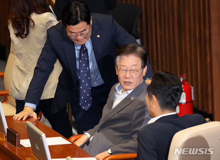 [서울=뉴시스] 조성우 기자 = 이재명(가운데) 전 대표가 3일 오후 서울 여의도 국회에서 열린 제415회국회(임시회) 제5차 본회의에서 박찬대 더불어민주당 원내대표와 법사위원장인 정청래 의원과 대화하고 있다. 2024.07.03. xconfind@newsis.com