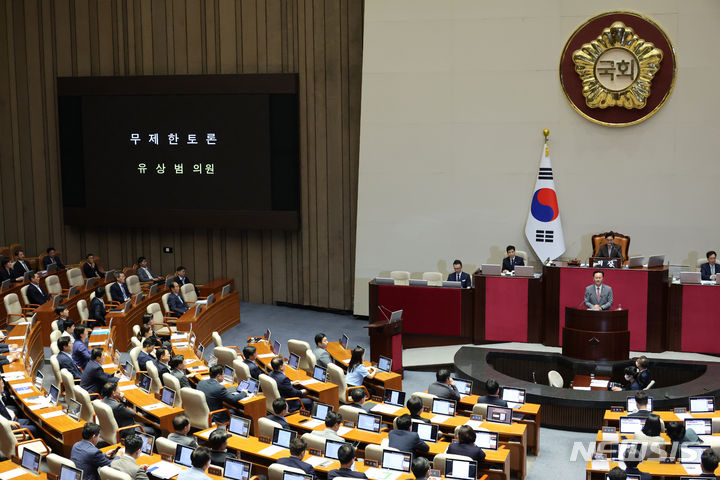 [서울=뉴시스] 조성우 기자 = 유상범 국민의힘 의원이 3일 오후 서울 여의도 국회에서 열린 제415회국회(임시회) 제5차 본회의에서 순직 해병 수사 방해 및 사건 은폐 등의 진상규명을 위한 특별검사의 임명 등에 관한 법률안에 대한 필리버스터(무제한 토론)를 하고 있다. 2024.07.03. xconfind@newsis.com