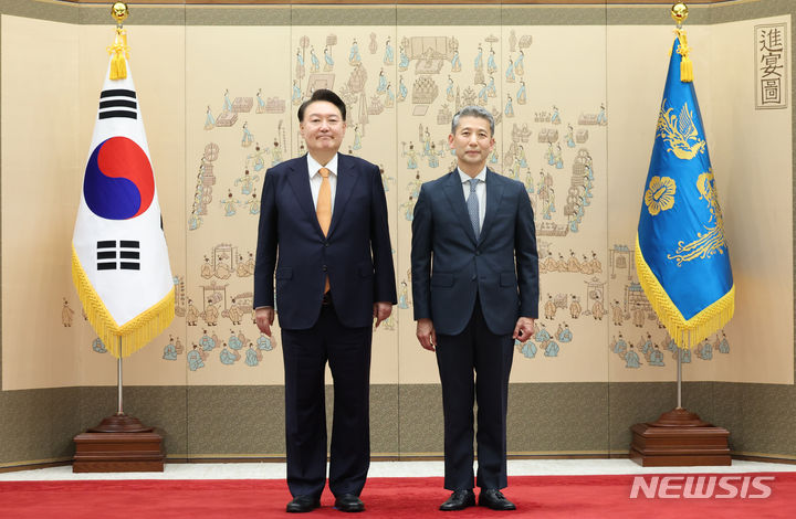 [서울=뉴시스] 조수정 기자 = 윤석열 대통령이 3일 서울 용산 대통령실 청사에서 열린 재외공관장 신임장 수여식에서 임주성 주그리스대사에게 신임장을 수여한 뒤 기념촬영을 하고 있다. 2024.07.03. chocrystal@newsis.com