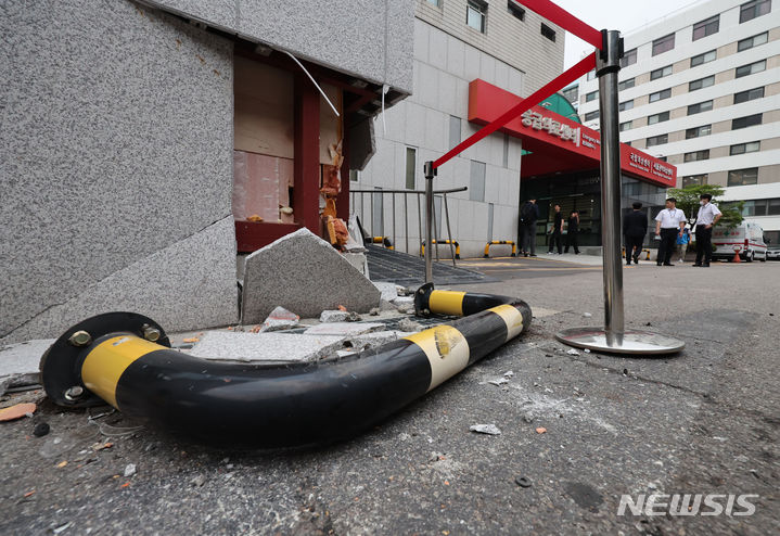 [서울=뉴시스] 김진아 기자 = 서울 중구 국립중앙의료원에 돌진해 4명을 다치게 한 교통사고를 낸 혐의로 재판에 넘겨진 70대 택시 운전사가 1심에서 공소 기각 판결을 받았다. 사진은 당시 사고로 부서진 건물 외벽. 2024.07.03. bluesoda@newsis.com