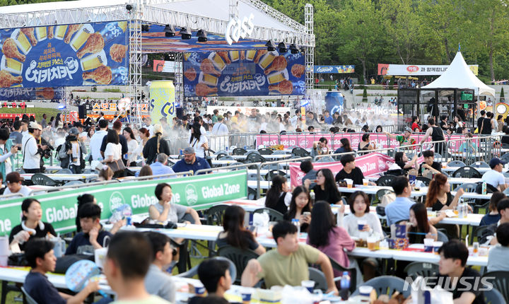 [대구=뉴시스] 이무열 기자 = 3일 오후 대구 달서구 두류공원 2.28 자유광장에서 열린 ‘2024 대구 치맥 페스티벌’을 찾은 시민들이 시원한 맥주와 치킨을 먹으며 축제를 즐기고 있다. 2024.07.03. lmy@newsis.com