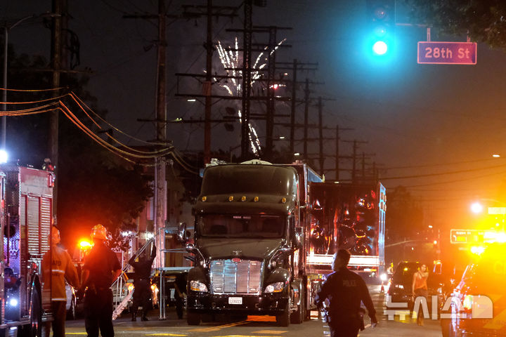 [로스앤젤레스=AP/뉴시스] 미 캘리포니아주 에스파르토의 한 대형 폭죽창고에서 7월 2일 발행한 폭발로 독립기념일을 앞두고 많은 양의 폭죽이 불길속에 사라졌고 7명이 실종되었다. 독립기념일을 앞두고 폭죽이 폭발하는 사건은 자주 일어난다. 사진은 2024년 6월 30일 로스앤젤레스시내 남부에서 발생한 폭죽 폭발사고로 방탄 소방차들이 출동하는 장면. 2025. 07.03. 