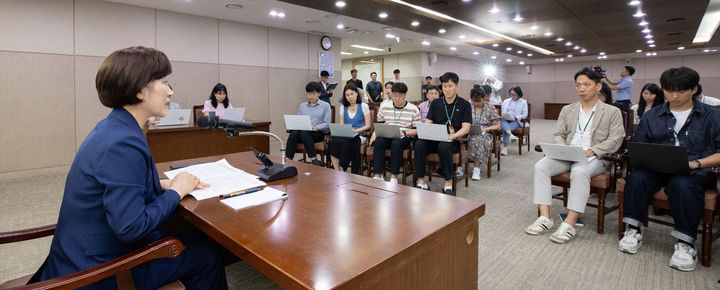 [서울=뉴시스] 한화진 환경부 장관이 지난 3일 오후 정부세종청사 환경부 대회의실에서 출입기자단 간담회를 진행하고 있는 모습(사진=환경부 제공) 2024.07.04. photo@newsis.com *재판매 및 DB 금지