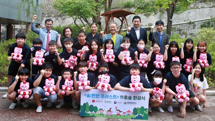 [서울=뉴시스] 롯데홈쇼핑은 지난 3일 서울 구로구에 위치한 영일초등학교에 미세먼지 저감을 위한 친환경 녹지공간 '숨;편한 포레스트' 11호를 조성하고 완공식을 진행했다고 4일 밝혔다. (사진=롯데홈쇼핑 제공) *재판매 및 DB 금지