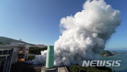 [서울=뉴시스]나로우주센터 연소시험 시설에서 누리호 엔진 연소시험이 진행 중인 모습. (사진=우주항공청 제공)