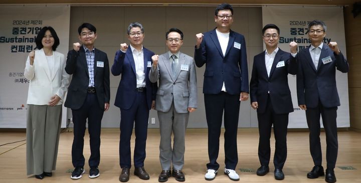 [서울=뉴시스]왼쪽부터 홍지윤 삼일 PwC 파트너, 김영석 제우스 부장, 이종우 제우스 대표이사, 이호준 중견련 상근부회장, 송민준 제우스 팀장, 홍성표 삼일PwC 파트너, 이한철 산업부 중견기업과장​.(사진=한국중견기업연합회 제공)   *재판매 및 DB 금지