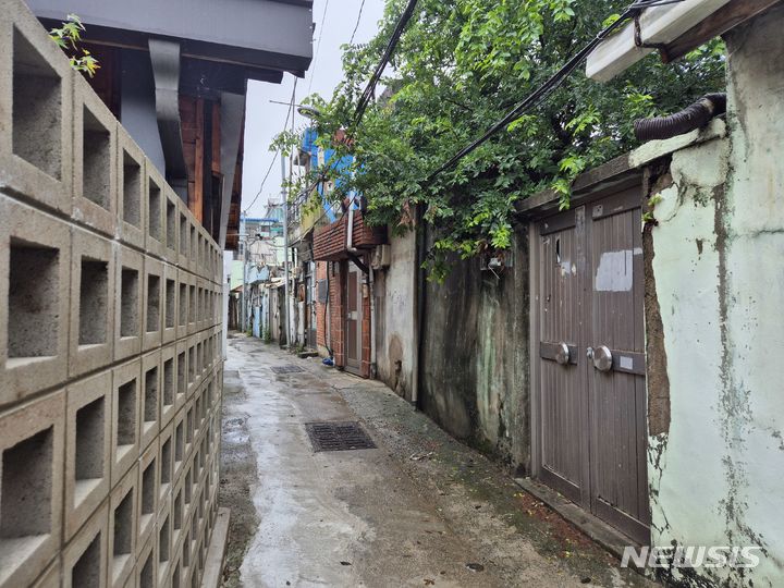 [부산=뉴시스] 김민지 기자 = 3일 오전 부산 남구 소막마을의 전경.사진 왼쪽에 일부 보이는 '소막마을주택'의 맞은 편에는 오래된 공·폐가가 잇달아 자리잡고 있었다. 2024.07.03. mingya@newsis.com