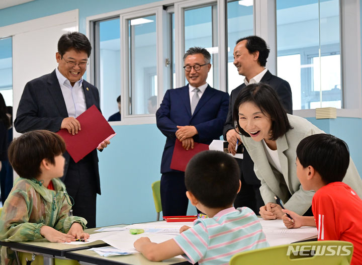 [서울=뉴시스]서울시의회는 지난 3일 최호정 의장이 취임 후 첫 현장 방문 일정으로 구로구 고척초등학교 늘봄학교 현장을 찾았다고 4일 밝혔다. (사진=서울시의회 제공). 2024.07.04. photo@newsis.com 