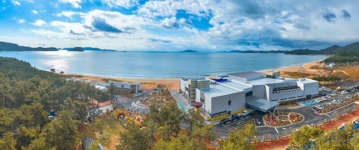 [광주=뉴시스] 2025년 ‘제6회 섬의 날’ 기념행사가 열릴 완도군 신지 명사십리 해수욕장과 해양치유센터 전경. (사진=완도군 제공). 2024.07.04. photo@newsis.com *재판매 및 DB 금지