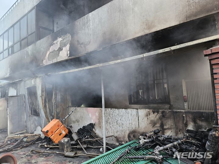 [청주=뉴시스] 서주영 기자 = 4일 오전 충북 청주시 서원구 사직동 지하 1층, 지상 3층짜리 상가건물에서 불이나 8800만원의 재산피해가 발생했다. (사진= 청주서부소방서 제공) 2024.07.04. photo@newsis.com *재판매 및 DB 금지