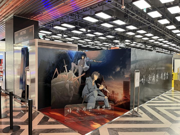 [서울=뉴시스] 카카오는 서울 영등포구 더현대 서울에서 카카오톡 선물하기 '팬심저격' 팝업 스토어를 다음 달 7일까지 연다고 4일 밝혔다. 사진은 '나혼자만 레벨업' 팝업 현장 (사진=카카오 제공) *재판매 및 DB 금지