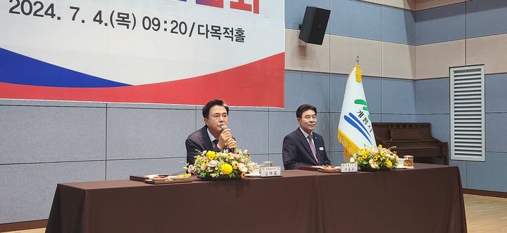 [계룡=뉴시스]김태흠 충남지사가 4일 충남 계룡시를 찾아 시민과의 대화에 앞서 기자간담회를 갖고 있다. 2024. 07. 04 *재판매 및 DB 금지