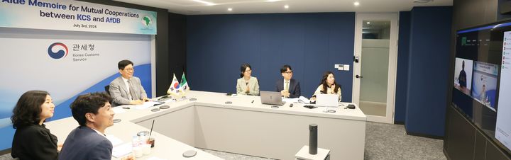 [대전=뉴시스] 고광효 관세청장이 3일 아프리카개발은행(AfDB)과 세관 개혁 및 현대화 촉진에 대한 상호협력 비망록(Aide Memoire)을 온라인으로 체결하고 있다.(사진=관세청 제공) *재판매 및 DB 금지