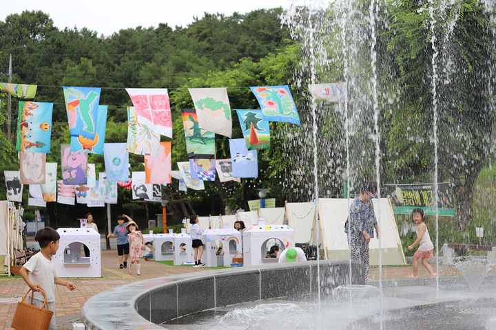 [대구=뉴시스] 대구 어울아트센터에서 열린 세대공감 특별놀이터 '아트캠프'. (사진=행복북구문화재단 제공) 2024.07.04. photo@newsis.com *재판매 및 DB 금지