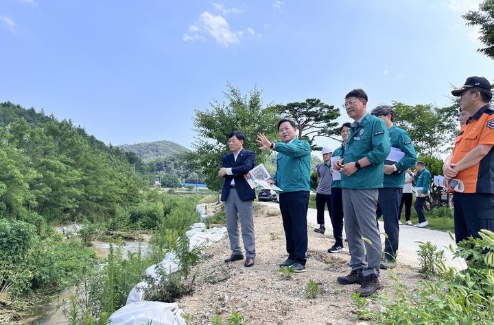 [안동=뉴시스] 김학홍 경북도 행정부지사가 4일 영주시 조와천을 방문해 복구사업 실태를 점검하고 있다. (사진=경북도 제공) 2024.07.04  *재판매 및 DB 금지