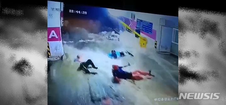 2일(현지시간) 중국 언론 차이나프레스에 따르면, 지난 1일 중국 후베이성(湖北省) 셴닝(馬寧)에 있는 지하 주차장 비탈길에서 물과 함께 사람들이 쏟아져 내리는 모습이 CCTV에 찍혔다. 출처 : @docnhanh *재판매 및 DB 금지