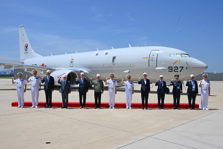 [서울=뉴시스] 7월 4일 해군항공사령부에서 개최된 'P-8A 포세이돈' 해상초계기 인수식 후 신원식 국방부장관(왼쪽 여섯번째), 양용모 해군참모총장(왼쪽 일곱번째)을 비롯한 참석자들이 기념사진을 촬영하고 있다. (사진=해군 제공) 2024.07.04. photo@newsis.com *재판매 및 DB 금지