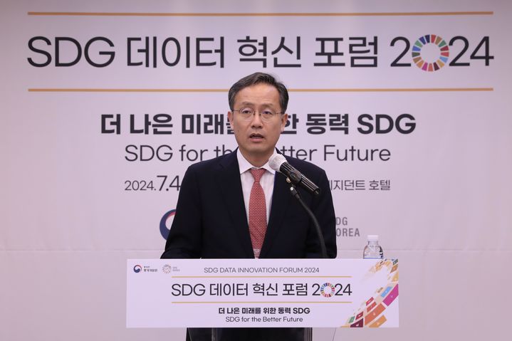 [세종=뉴시스]4일 서울에서 진행된 'SDG 데이터 혁신 포럼 2024'에서 개회사를 하는 이형일 통계청장. (사진=통계청 제공) *재판매 및 DB 금지