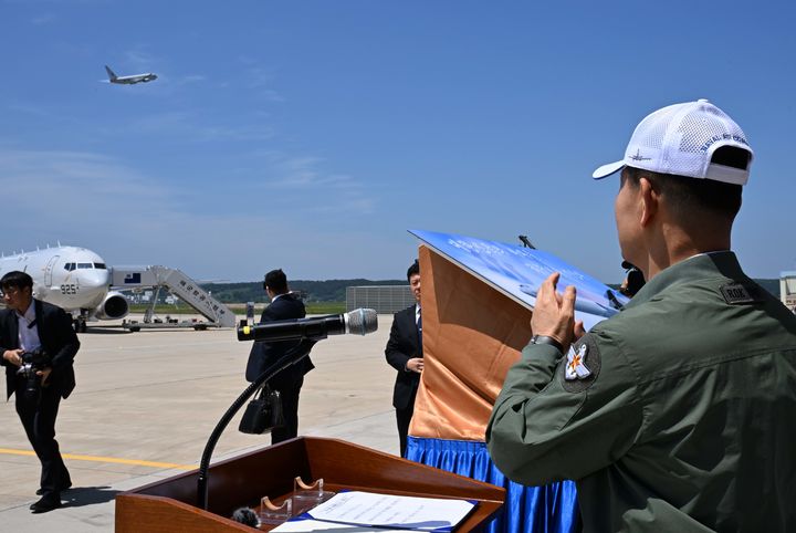 [서울=뉴시스] 4일 해군항공사령부에서 개최된 'P-8A 포세이돈' 해상초계기 인수식에서 P-8A 923호기가 신원식 국방부장관에게 국내 첫 비행지시를 받고 이륙하고 있다. (사진=해군 제공) 2024.07.04. photo@newsis.com *재판매 및 DB 금지