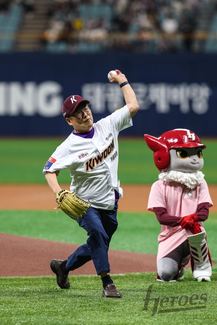 [서울=뉴시스] 성신여대 이성근 총장이 3일 오후 서울 구로구 고척스카이돔에서 열린 2024 KBO 리그 키움 히어로즈와 LG트윈스의 경기에서 시구를 던지는 모습 (사진=키움 히어로즈 제공) *재판매 및 DB 금지