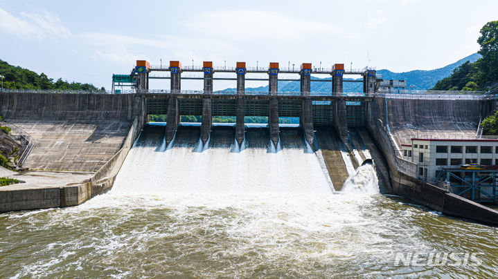 [괴산=뉴시스] 괴산댐 방류 모습. (사진=뉴시스 DB) photo@newsis.com *재판매 및 DB 금지