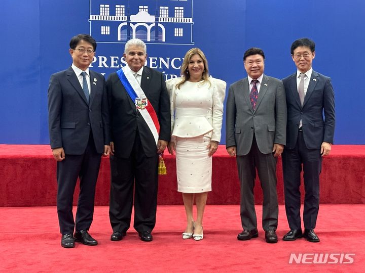 [서울=뉴시스] 박상우 국토교통부 장관과 홍수환 한국권투위원회 명예회장으로 구성된 파나마 대통령 취임식 경축 특사단은 1일(현지시각) 파나마시티에서 개최된 호세 라울 물리노 파나마 대통령 취임식에 참석해 기념 촬영을 하고 있다. (사진= 외교부 제공)